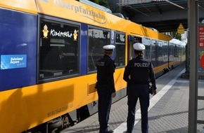 Bundespolizeidirektion München: Bundespolizeidirektion München: Fahrgast drangsaliert Teenager im Zug
