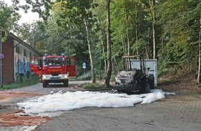 Polizei Mettmann: POL-ME: Am Sportfeld geparkter Radlader stand in Flammen - Heiligenhaus - 2208008