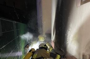 Freiwillige Feuerwehr Lage: FW Lage: Feuer 2 / Brennt Holzunterstand zwischen 2 Häusern - 29.01.2023 - 19:54 Uhr