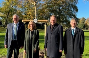 Bund deutscher Baumschulen (BdB) e.V.: Ein Spitz-Ahorn im Hofgarten zum Gedenken an Königin Elizabeth II.