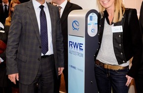 RWE AG: Auto Mobil International in Leipzig (mit Bild) / Bundesverkehrsminister Ramsauer besucht RWE Messestand