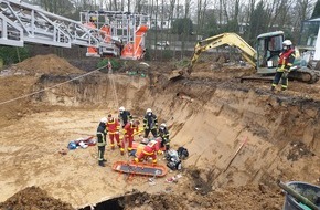 Feuerwehr Mülheim an der Ruhr: FW-MH: Mann stürzt in Baugrube. Rettung durch die Feuerwehr.