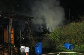 Feuerwehr der Stadt Arnsberg: FW-AR: Gartenhütte in Arnsberg durch Brand zerstört