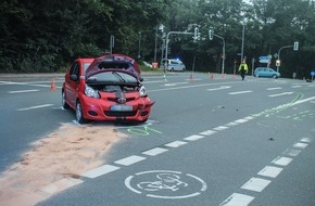 Polizei Bochum: POL-BO: In Bochum-Querenburg: Auto überschlägt sich, zwei Fahrer (26, 45) werden verletzt