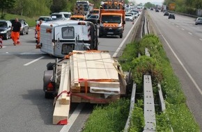 Polizeidirektion Neustadt/Weinstraße: POL-PDNW: Verkehrsunfall mit Kleintransporter 
- Überladen, Ladung nicht gesichert und keine passende Fahrerlaubnis