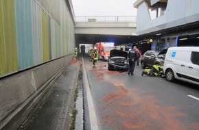 Feuerwehr Mülheim an der Ruhr: FW-MH: Verkehrsunfall A40 mit vier beteiligten Fahrzeugen