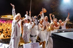 Stadt Bedburg: Über 25.000 Besucher bei beeindruckender Rückkehr der Bedburger MusikMeile / Top-Act Alex Christensen füllte den gesamten Schlossplatz mit seiner Classical Dance Show