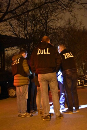 ZOLL-E: Essener Zollfahndung und Staatsanwaltschaft Duisburg durchsuchen unter anderem im Zusammenhang mit sog. &quot;Pansch-Wodka&quot; mehr als dreißig Objekte