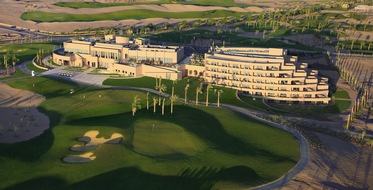 Hole-in-one between desert and sea