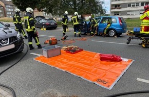 Feuerwehr Mettmann: FW Mettmann: Zwei verletzte Personen nach Verkehrsunfall - Feuerwehr Mettmann befreit eine verletzte Person mit der Hilfe des hydraulischen Rettungsgeräts