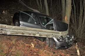Kreispolizeibehörde Höxter: POL-HX: BMW prallt frontal in Leitplanke