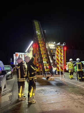 FW-EN: Brand im Dachgeschoss - Feuerwehr Hattingen rettet einen Bewohner