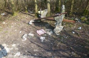 Polizeiinspektion Wilhelmshaven/Friesland: POL-WHV: Vandalismus in Wilhelmshaven: Sitzbänke zerstört und Umgebung verschmutzt