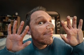 HD PLUS GmbH: „So geht Fernsehen.“: Comedian Ralf Schmitz entdeckt in der neuen HD+ Kampagne, wie einfach HD+ modernen Fernsehgenuss macht