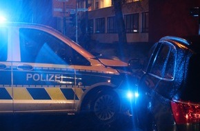 Polizei Mettmann: POL-ME: Hoher Sachschaden bei Verkehrsunfall mit einem Streifenwagen - Velbert - 2312085