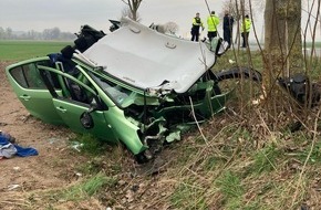 Kreispolizeibehörde Höxter: POL-HX: Schwerer Verkehrsunfall auf der B241 bei Borgentreich - Zwei Schwerverletzte