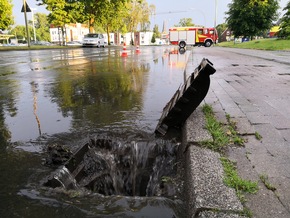 FW-WRN: TH_1 - Höhe Kindergarten Fahrbahn unter Wasser, Amtshilfe f. Pol.