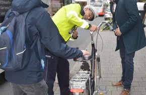 Kreispolizeibehörde Wesel: POL-WES: Moers - Landrat Ingo Brohl wirbt fürs Helmtragen (Korrekturmitteilung mit Foto)