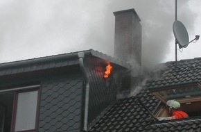 Polizeiinspektion Hameln-Pyrmont/Holzminden: POL-HOL: Ursache vermutlich Schornsteinbrand: Dachstuhlbrand in Holenberg - Feuerwehr mit starken Kräften im Einsatz / erheblicher Gebäude und Inventarschaden -
