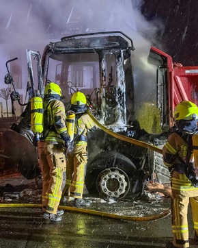 FW-DT: Brennendes Räum- / Streufahrzeug auf der Bielefelder Straße