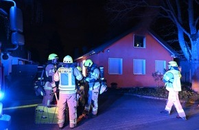 Feuerwehr Pulheim: FW Pulheim: Sinnersdorf - Feuer im Dachgeschoss