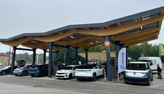 Bisher größter und erstmals überdachter Ladepark von EWE Go und HOCHTIEF geht in Oer-Erkenschwick ans Netz