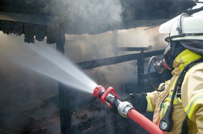 FW-RD: Feuer zerstört Scheune auf ehemaligem landwirtschaftlichen Hof