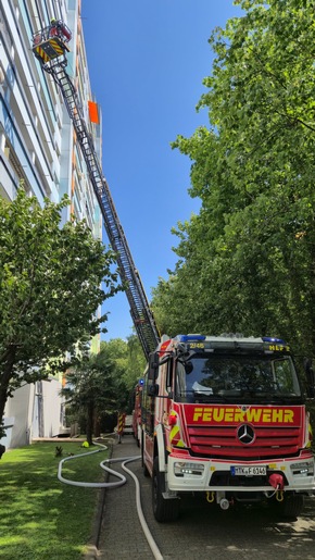 Feuerwehr MTK: Wohnungsbrand in Okrifteler Hochhaus - Mehrere Menschen und Tiere gerettet
