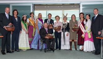 Deutschland - Mein Garten (eine Initiative der Bundesvereinigung der Erzeugerorganisationen Obst und Gemüse / BVEO): Apfelfrühstück für die Bundeskanzlerin (BILD)