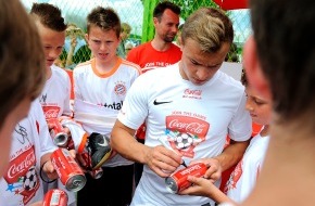 Coca-Cola Schweiz GmbH: Salatic und Schönbächler kommen ans Fussball Festival / Attraktives Rahmenprogramm am Final-Wochenende der Coca-Cola Junior League (BILD)