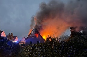 Freiwillige Feuerwehr Osterholz-Scharmbeck: FW Osterholz-Scharm.: Gebäudebrand / Familie kann sich rechtzeitig in Sicherheit bringen