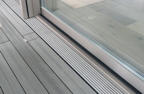 Gutjahr Systemtechnik GmbH: Für Terrassendielen: Ultraflache Gutjahr-Drainrinne schützt Türanschlüsse