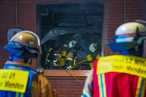 FW Menden: Gaststätte in Vollbrand - Feuerwehr rettet sechs Bewohner