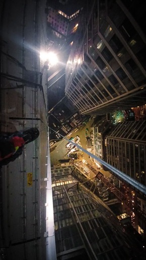 FW-F: Frankfurt Innenstadt - Zwei Arbeiter aus Fassadengondel gerettet