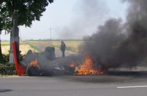 Polizei Düren: POL-DN: Sportwagen bei Rundfahrt komplett ausgebrannt