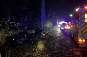 Feuerwehr Paderborn: FW Paderborn: Verkehrsunfall in Paderborn-Sande Zwei Verletzte nach Frontalaufprall gegen Baum