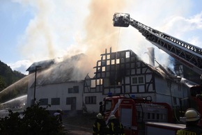 FW-OE: Dachstuhlbrand entwickelt sich zum Gebäudebrand