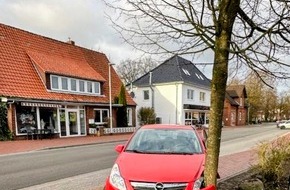Polizeiinspektion Stade: POL-STD: Oldendorf: Seniorin verursacht Unfall - Opel prallt gegen Imbiss und Baum