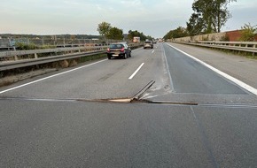 Polizeiinspektion Osnabrück: POL-OS: Melle: Materialermüdung sorgte für Unfälle und stundenlange Vollsperrung auf der A30 (FOTO)