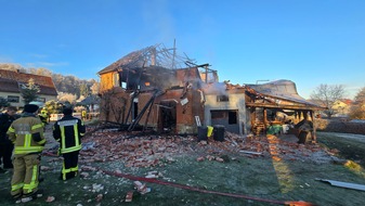 FW Dörentrup: Explosion mit anschließendem Großbrand in Wohnhaus - eine Person tot aufgefunden