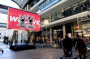ProSieben: Bestwert! "Joko & Klaas gegen ProSieben" gewinnt mit 17,5 Prozent Marktanteil die Prime Time, ProSieben lässt Joko & Klaas als lebendes Plakat anbringen