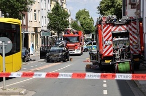 Feuerwehr Essen: FW-E: Verkehrsunfall zwischen Pkw und Bus - Fahrerin nach technischer Rettung ins Krankenhaus transportiert