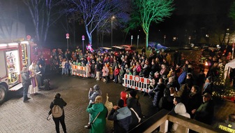 Feuerwehr der Stadt Arnsberg: FW-AR: Löschzug Oeventrop begeistert beim lebendigen Adventskalender