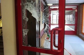 Polizeiinspektion Hameln-Pyrmont/Holzminden: POL-HOL: Sachschaden von 5.000,-- EUR angerichtet Einbruch in Grund-/Realschule Eschershausen - Tresorwürfel mit geringer Menge Bargeld erbeutet  -