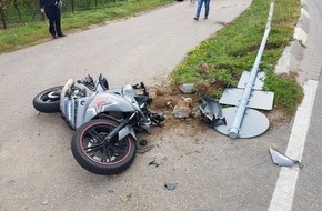 Polizeidirektion Neustadt/Weinstraße: POL-PDNW: Fahrerin eines Leichtkraftrades kollidiert mit Verkehrsschild