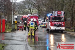 FW-PL: OT-Himmelmert. Dachstuhlbrand in einem Industriebetrieb sorgt für Großeinsatz der Plettenberger Feuerwehr.