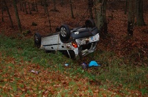 Polizeiinspektion Nienburg / Schaumburg: POL-STH: Pkw landet auf dem Dach - Fahrerin leichtverletzt