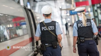 Bundespolizeidirektion München: Bundespolizeidirektion München: Fahrscheinloser greift Polizisten tätlich an / 22-Jähriger verletzt Landespolizisten