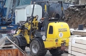 Polizeiinspektion Göttingen: POL-GÖ: (299/2024) Unbekannte entwenden Bagger von Baustelle in Reinhausen - Zeugen gesucht