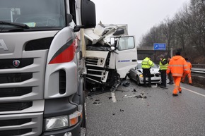 POL-WL: Hittfeld - Unfall behindert Berufsverkehr ++ Garlstorf - Zweiter Unfall behindert Verkehr ++ Buchholz i.d.N. - Dreister Diebstahl ++  Neu Wulmstorf - Einbruch  ++ und weiter Meldungen